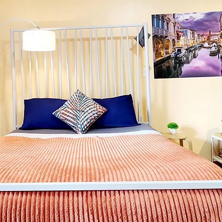 Spacious Cozy Suite At The Venice Mall With Free Parking And Washing Machine (Adults Only) Taguig Εξωτερικό φωτογραφία