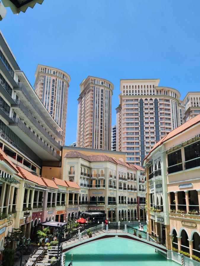 Spacious Cozy Suite At The Venice Mall With Free Parking And Washing Machine (Adults Only) Taguig Εξωτερικό φωτογραφία