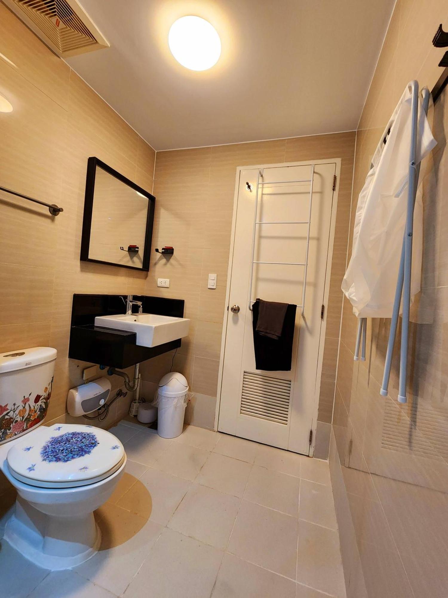 Spacious Cozy Suite At The Venice Mall With Free Parking And Washing Machine (Adults Only) Taguig Εξωτερικό φωτογραφία